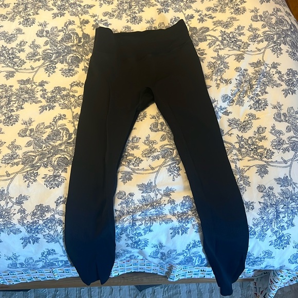 ***WORN ONCE*** Alo ribbed high waisted full length Yoga Pants - Picture 2 of 4